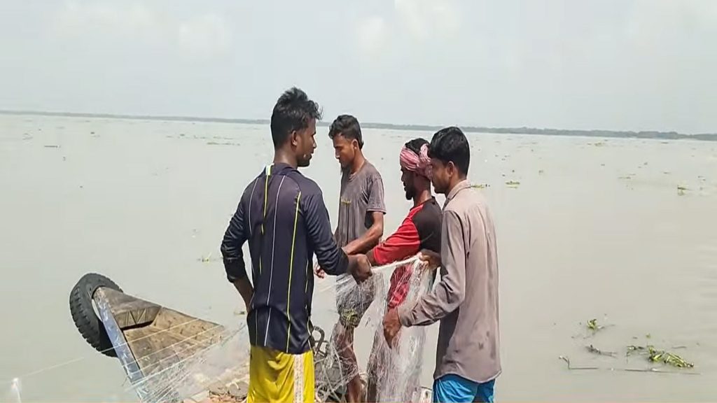 পটুয়াখালীতে মা ইলিশ সংরক্ষণে অভিযানকালে কর্মকর্তাদের ওপর জেলেদের হামলা
