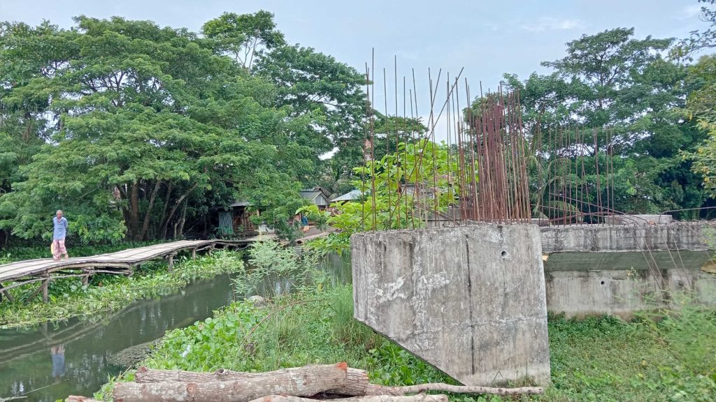 তারাবুনিয়া ব্রিজের কাজ বন্ধ, ভোগান্তিতে দুই উপজেলার মানুষ