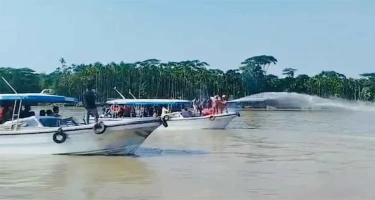 হিজলায় জেলেদের হামলা ঠেকাতে জলকামানের ব্যবহার হিজলায় জেলেদের হামলা ঠেকাতে জলকামানের ব্যবহার