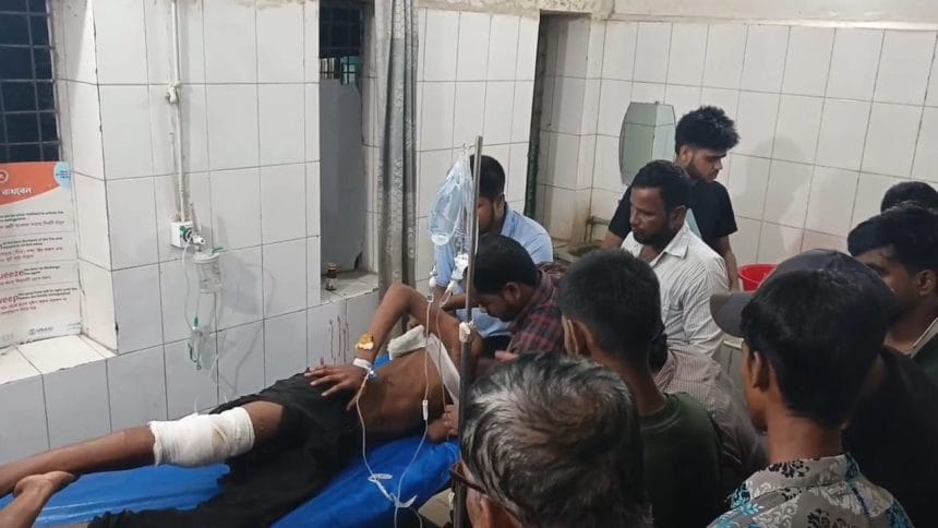 বাউফলে তুচ্ছ ঘটনায় শিক্ষার্থীকে কুপিয়ে জখম; আহত ৫