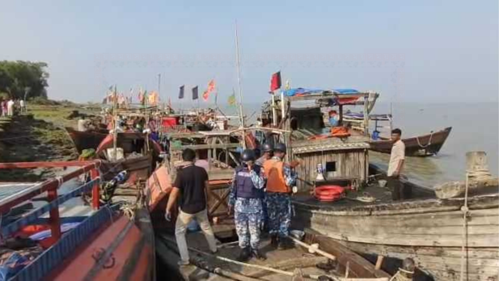 নিষেধাজ্ঞা অমান্য করে মাছ শিকার: ৩৫ ট্রলারসহ ১৫০ জেলে আটক