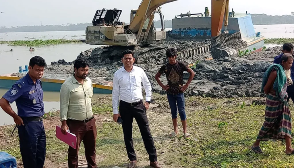 সুগন্ধা থেকে অবৈধভাবে মাটি কাটায় ৫০ হাজার টাকা জরিমানা ও ভেকু জব্দ