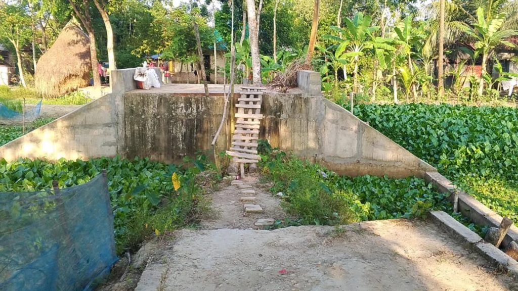 দুমকির ৩২ লাখ টাকার সেতু শুধুই দেখার বস্তু, পারাপারে ভরসা বাঁশ-কাঠের মই! দুমকির ৩২ লাখ টাকার সেতু শুধুই দেখার বস্তু, পারাপারে ভরসা বাঁশ-কাঠের মই!