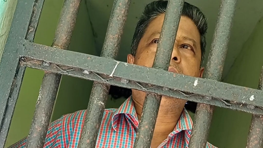 ‘আমি আওয়ামী লীগ করি, এটাই আমার অপরাধ। এভাবে আওয়ামী লীগকে দমিয়ে রাখা যাবে না।’ ‘আমি আওয়ামী লীগ করি, এটাই আমার অপরাধ। এভাবে আওয়ামী লীগকে দমিয়ে রাখা যাবে না।’