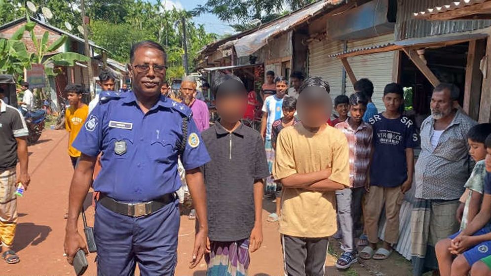 মঠবাড়িয়ায় বিএনপি অফিসে ‘জয়বাংলা’ স্লোগান দিয়ে আটক ৩ কিশোর মঠবাড়িয়ায় বিএনপি অফিসে ‘জয়বাংলা’ স্লোগান দিয়ে আটক ৩ কিশোর