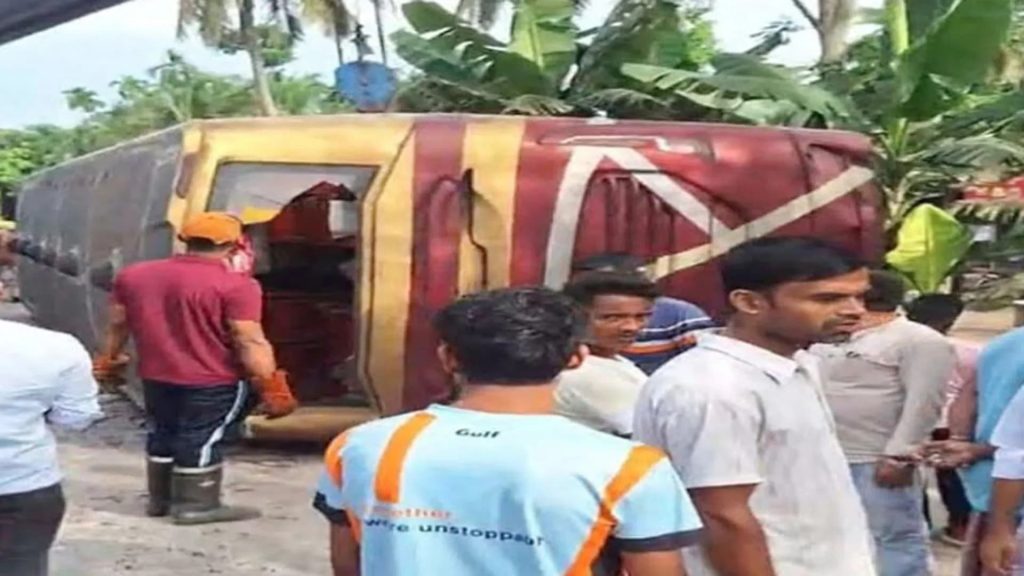 বরিশাল-ঢাকা মহাসড়কে বাস-মাহিন্দ্রা সংঘর্ষে আহত ২৫