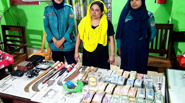 বরিশালে অস্ত্র, মাদক ও ২০ লাখ টাকাসহ নারী আটক