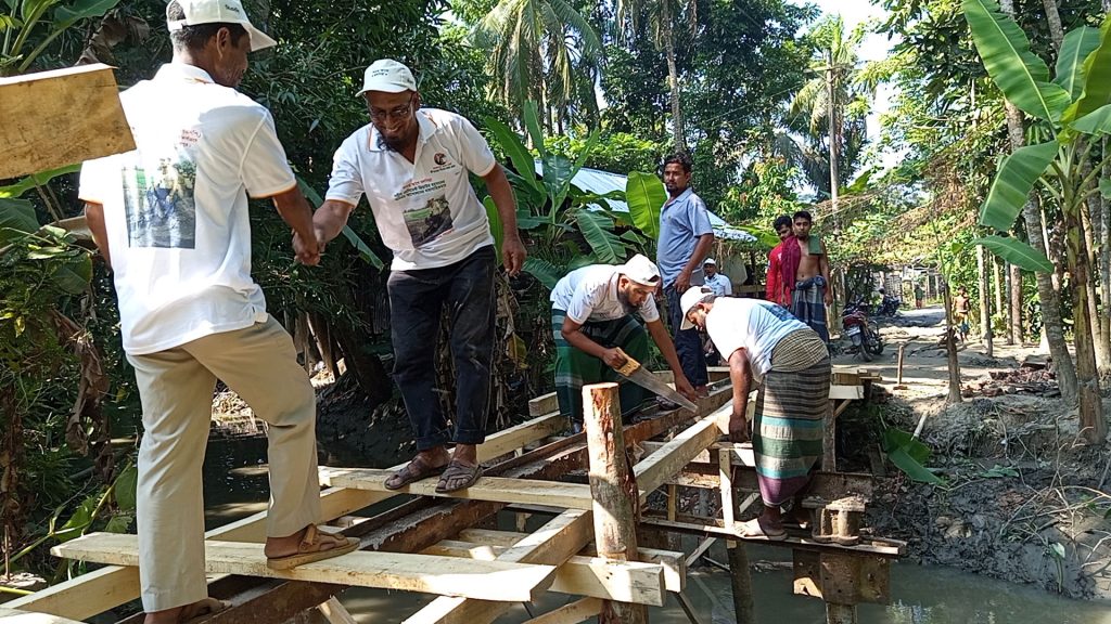 নেছারাবাদের ‘অদম্য যুবসমাজ’: স্বেচ্ছাশ্রমে ৩০টি সেতু সংস্কার