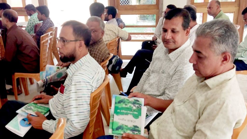 ইউএনওর লেখা কবিতার বই কিনতে বাধ্য করার অভিযোগ শিক্ষকদের