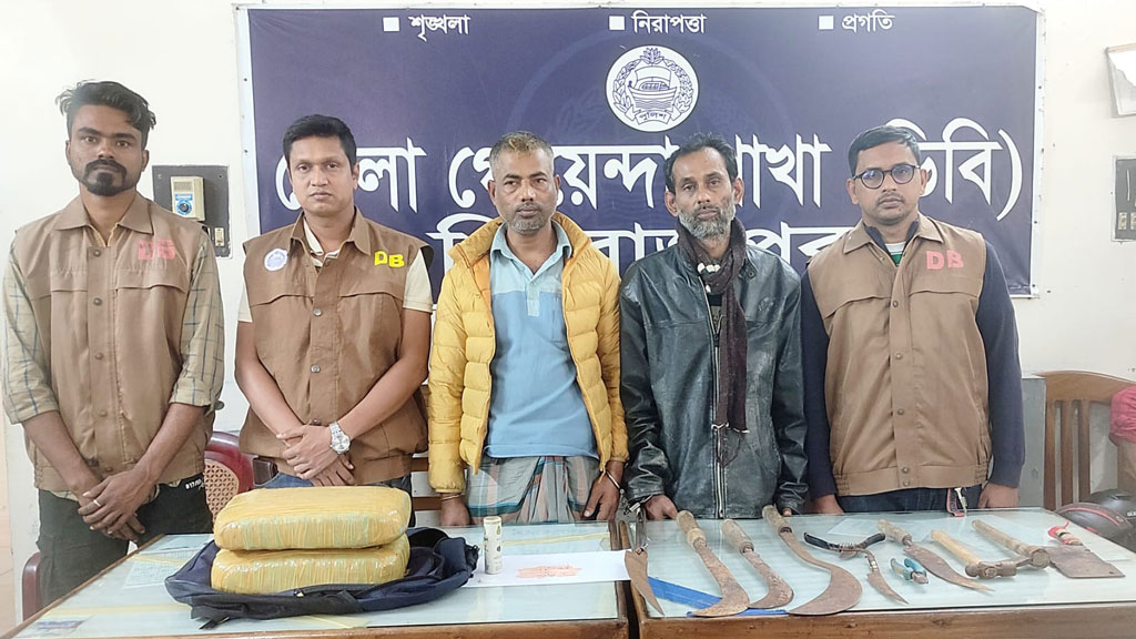 ভান্ডারিয়ায় অস্ত্রসহ ২ ডাকাত আটক ভান্ডারিয়ায় অস্ত্রসহ ২ ডাকাত আটক