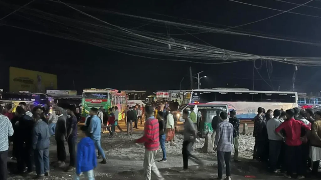 শ্রমিক-শিক্ষার্থী সংঘর্ষ: সাড়ে ৩ ঘণ্টা পর বরিশাল-ঢাকা মহাসড়ক সচল শ্রমিক-শিক্ষার্থী সংঘর্ষ: সাড়ে ৩ ঘণ্টা পর বরিশাল-ঢাকা মহাসড়ক সচল