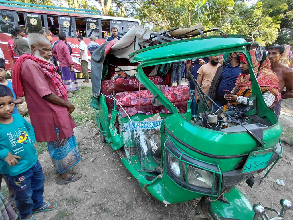 বেতাগীতে বাস মাহিন্দ্রার সংঘর্ষে একজন নিহত বেতাগীতে বাস মাহিন্দ্রার সংঘর্ষে একজন নিহত