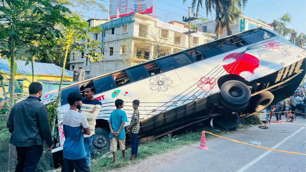 গৌরনদীতে যাত্রীবাহী বাস নিয়ন্ত্রণ হারিয়ে খাদে, আহত ১৪ গৌরনদীতে যাত্রীবাহী বাস নিয়ন্ত্রণ হারিয়ে খাদে, আহত ১৪