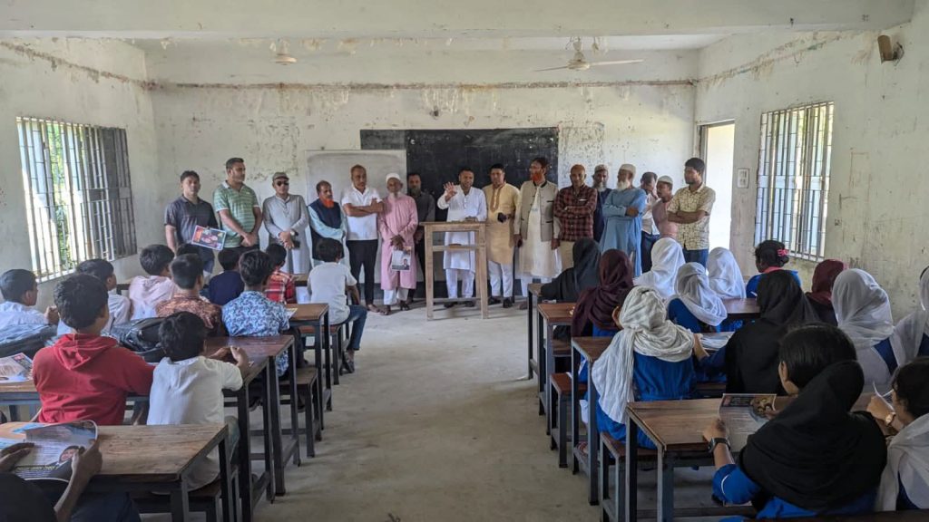 স্কুলে আবারও সেই বিএনপি নেতার ধানের শীষ প্রতীকের প্রচারণা স্কুলে আবারও সেই বিএনপি নেতার ধানের শীষ প্রতীকের প্রচারণা