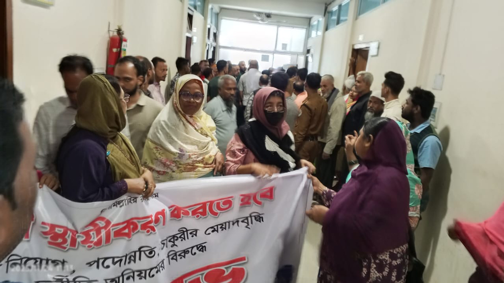 বরিশাল সিটি করপোরেশন: চাকরি স্থায়ীকরণের দাবিতে কর্মচারীদের ৩ দিনের আলটিমেটাম বরিশাল সিটি করপোরেশন: চাকরি স্থায়ীকরণের দাবিতে কর্মচারীদের ৩ দিনের আলটিমেটাম