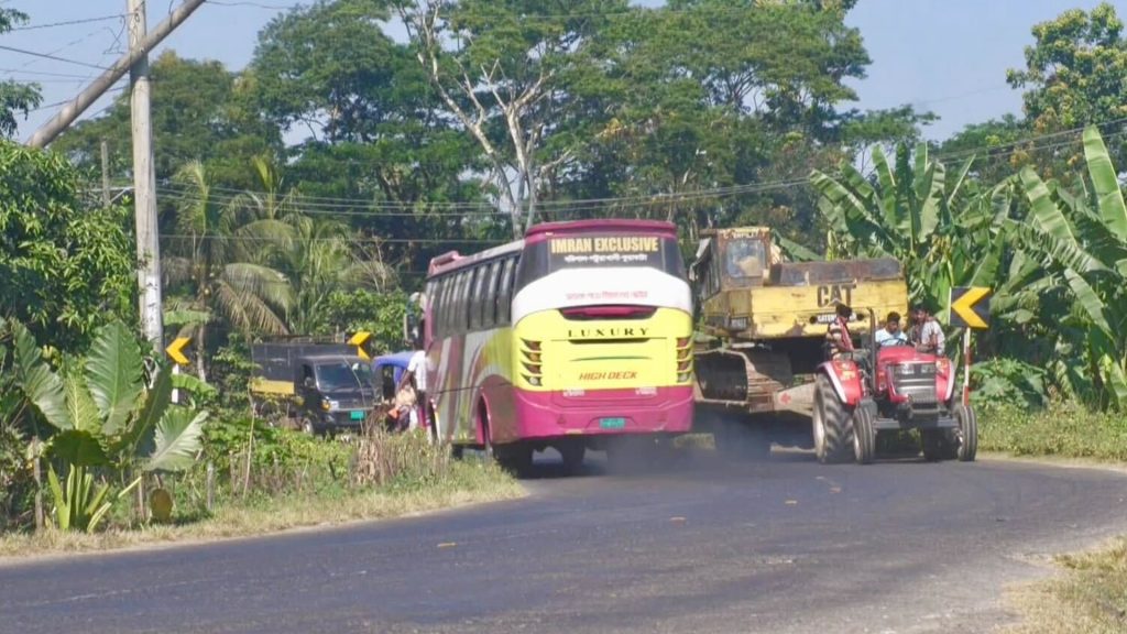 পটুয়াখালী-কুয়াকাটা মহাসড়ক: তীক্ষ্ণ বাঁক ও বাজারের চাপে বাড়ছে দুর্ঘটনার ঝুঁকি
