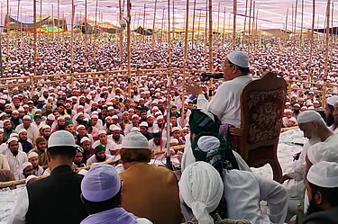চরমোনাই দরবারে মাহফিল উপলক্ষে কীর্তনখোলার তীরে লাখো মুসল্লি
