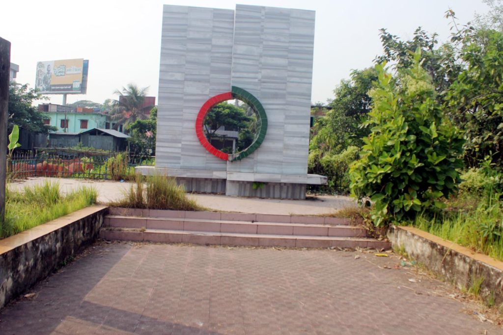 ঝোপঝাড় আর ময়লার ভাগাড়ে পরিণত হয়েছে বাবুগঞ্জ মুক্তিযোদ্ধা স্মৃতিস্তম্ভ