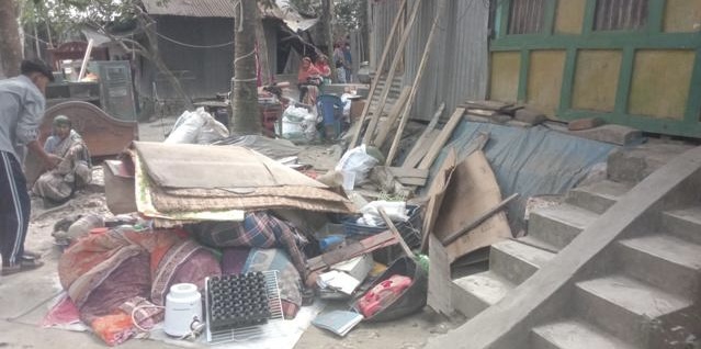 আদালতের রায়ে জমি ফিরে পেলেন বরিশালের চায়ের দোকানি নাহিদ আদালতের রায়ে জমি ফিরে পেলেন বরিশালের চায়ের দোকানি নাহিদ