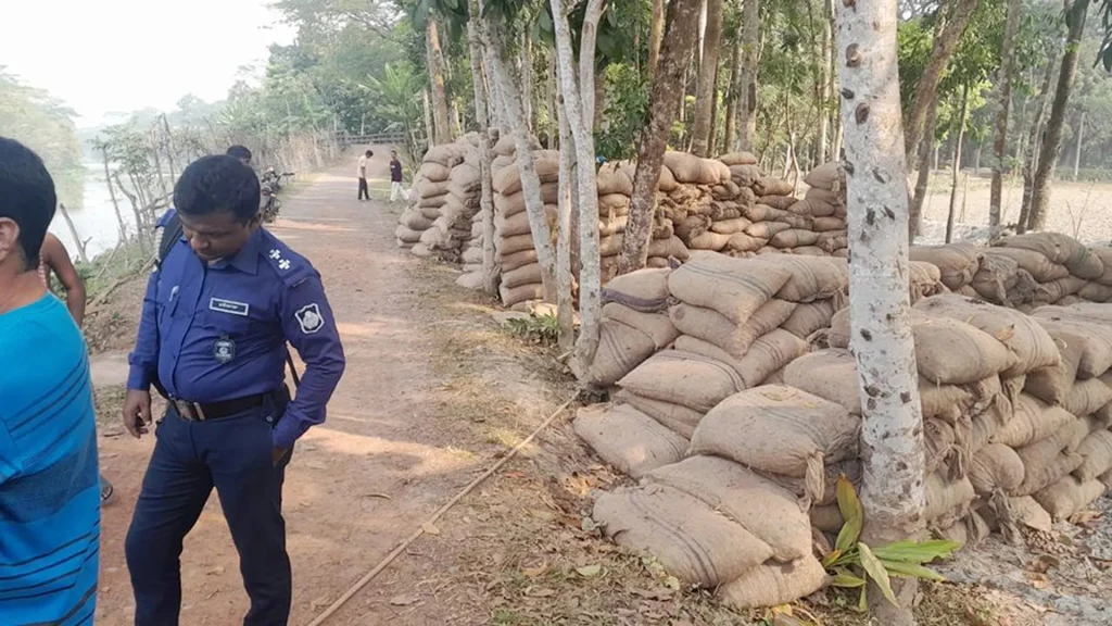 নলছিটিতে খোলা আকাশের নিচে ৪৫০ বস্তা আলু, মালিকের খোঁজ মেলেনি নলছিটিতে খোলা আকাশের নিচে ৪৫০ বস্তা আলু, মালিকের খোঁজ মেলেনি