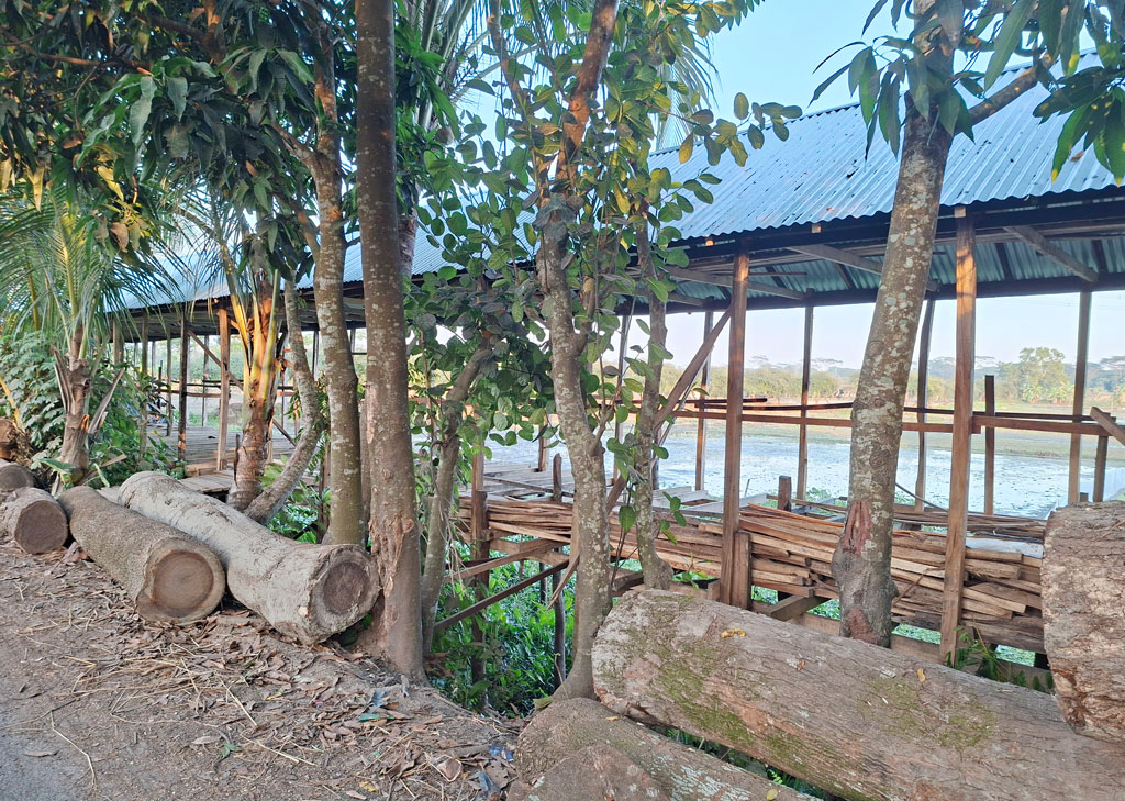 আগৈলঝাড়ায় প্রশাসনের নিষেধাজ্ঞা উপেক্ষা করে সরকারি খাল দখল, অবৈধ দোকানঘর নির্মাণ