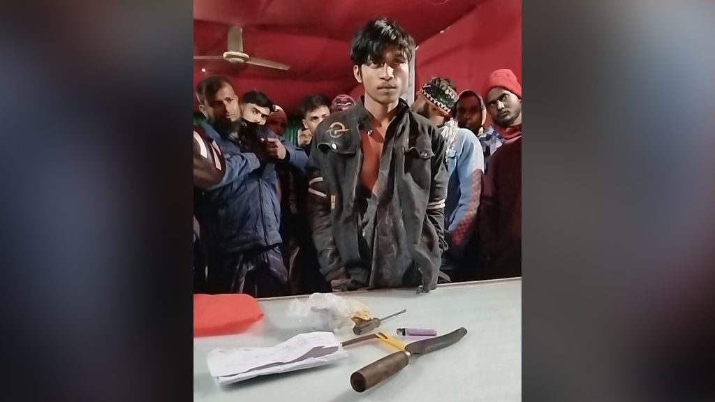 নেছারাবাদে ছিনতাইকারী সন্দেহে যুবক আটক, দেশীয় অস্ত্র উদ্ধার