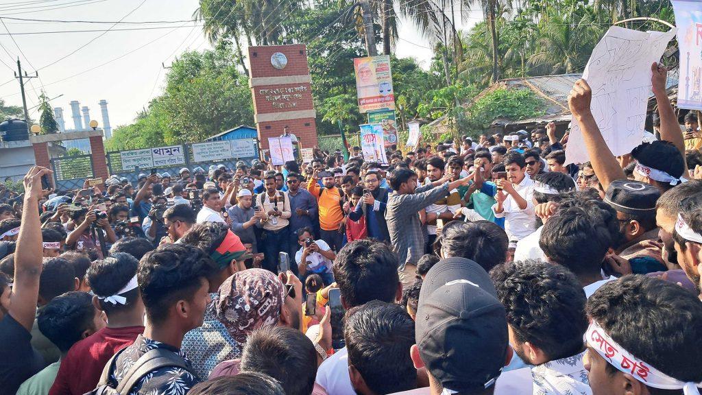 ভোলায় বিদ্যুৎ কেন্দ্রের মূলফটকে তালা, ভেতরে ইউএনও-ওসিসহ অবরুদ্ধ কর্মকর্তারা ভোলায় বিদ্যুৎ কেন্দ্রের মূলফটকে তালা, ভেতরে ইউএনও-ওসিসহ অবরুদ্ধ কর্মকর্তারা