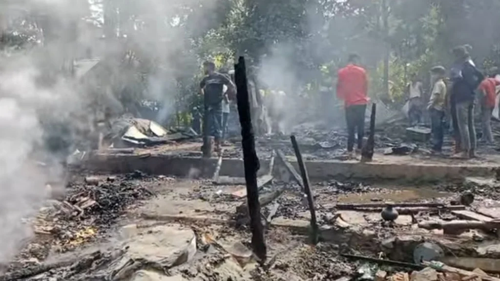 বাউফলে মাদকাসক্ত ছেলের আগুনে পুড়ল বসতঘর