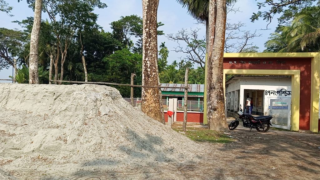 নেছারাবাদে স্কুলঘেঁষা বালুর পাহাড়! শিক্ষার্থীদের নিত্যসঙ্গী ধুলা-দুর্ভোগ নেছারাবাদে স্কুলঘেঁষা বালুর পাহাড়! শিক্ষার্থীদের নিত্যসঙ্গী ধুলা-দুর্ভোগ