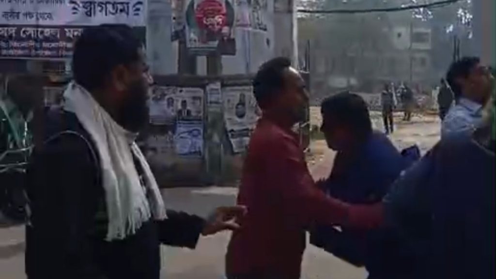 বার্ষিক পরীক্ষা না নিয়ে আন্দোলনে শিক্ষকেরা: নেছারাবাদে শিক্ষক-অভিভাবকদের ধাক্কাধাক্কি বার্ষিক পরীক্ষা না নিয়ে আন্দোলনে শিক্ষকেরা: নেছারাবাদে শিক্ষক-অভিভাবকদের ধাক্কাধাক্কি