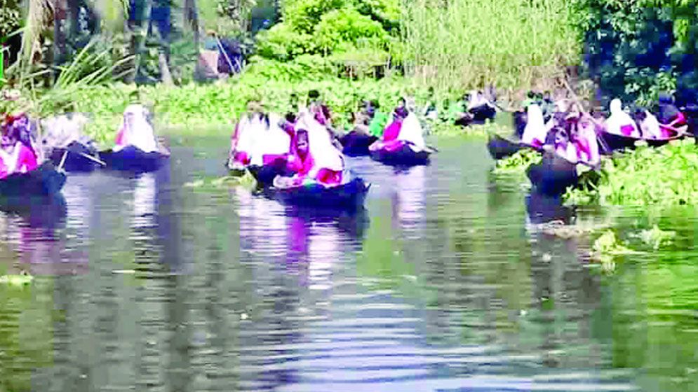 নদীনালা-খালবিলে ঘেরা ইউনিয়ন: বারো মাসই নৌকায় চড়ে স্কুলে যায় শিক্ষার্থীরা