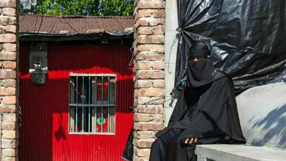 চরফ্যাশনে বিয়ের দাবিতে ৯ দিন ধরে কিশোরীর অবস্থান, প্রেমিক উধাও চরফ্যাশনে বিয়ের দাবিতে ৯ দিন ধরে কিশোরীর অবস্থান, প্রেমিক উধাও