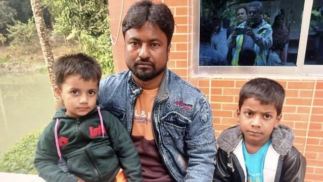 উজিরপুরে অবুঝ দুই সন্তানকে ফেলে লাপাত্তা মা, অসহায় স্বামী উজিরপুরে অবুঝ দুই সন্তানকে ফেলে লাপাত্তা মা, অসহায় স্বামী