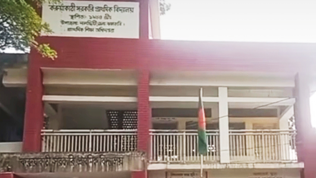 নলছিটিতে অবরুদ্ধ প্রধান শিক্ষিকা, উদ্ধার করল পুলিশ