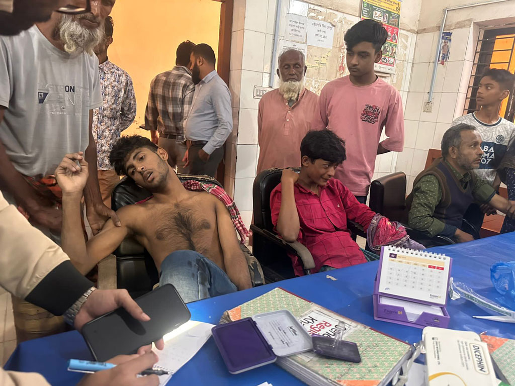বাউফলে গরুতে ধান খাওয়া নিয়ে সংঘর্ষ, নারীসহ আহত ৫