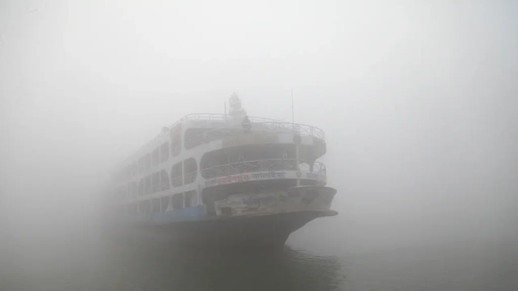 নদীজুড়ে কুয়াশা, স্থবির ঢাকা-কালাইয়া নৌরুট