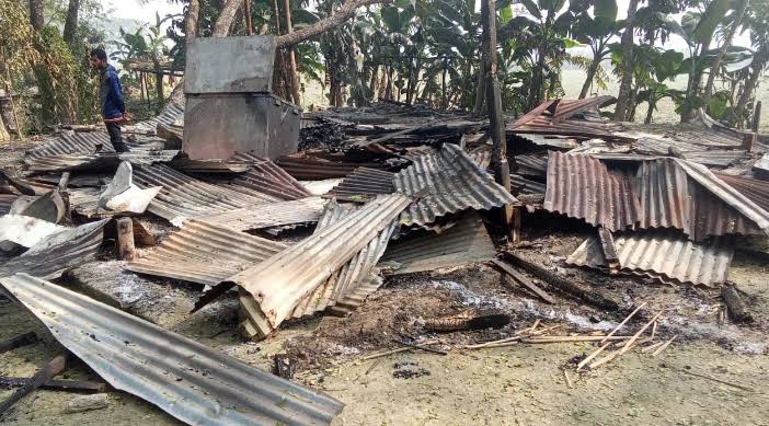 মুলাদীতে দুটি ঘর পুড়ে ছাই: হত্যা মামলার আসামিদের বাড়িতে দুর্বৃত্তের আগুন