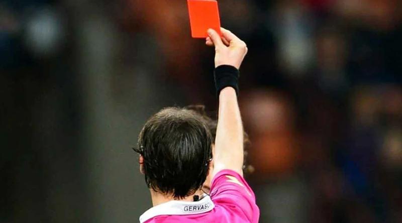 স্কটল্যান্ডে দর্শককেই লাল কার্ড দেখালেন রেফারি