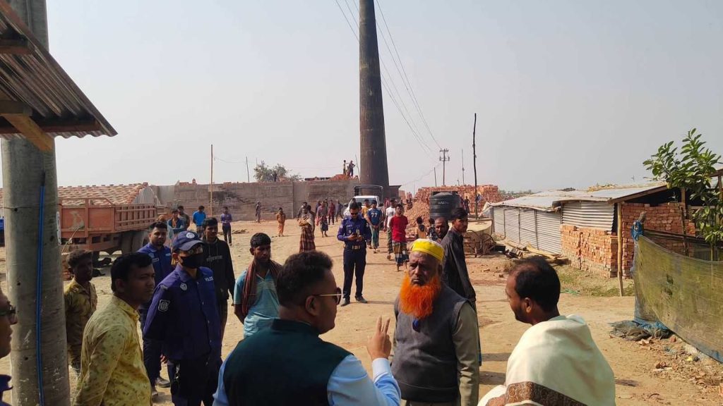 মঠবাড়িয়ায় অবৈধ ইটভাটা গুঁড়িয়ে দিল প্রশাসন, জরিমানা