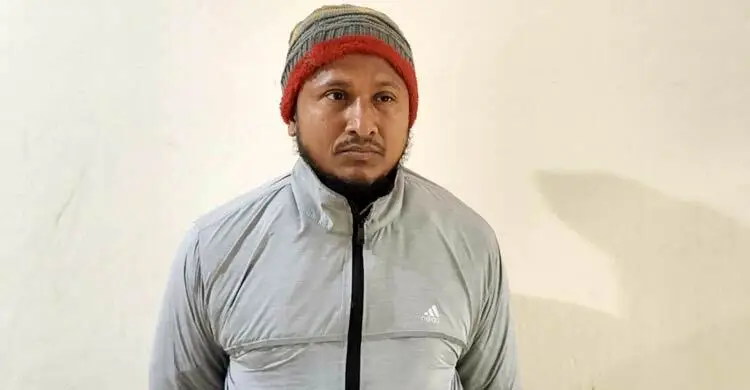 নাজিরপুরে দুটি তক্ষকসহ যুবক আটক