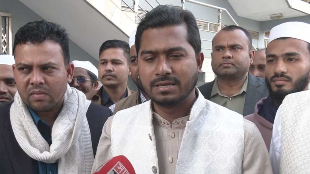 চরমোনাই পীরের দোয়া নিয়ে নির্বাচনে মাঠে নামছেন ভিপি নুর