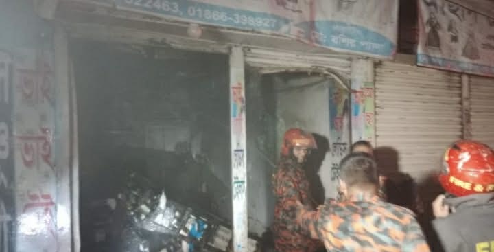 গলাচিপা পৌর এলাকার সদর রোডে দুই দোকান ভষ্মিভূত
