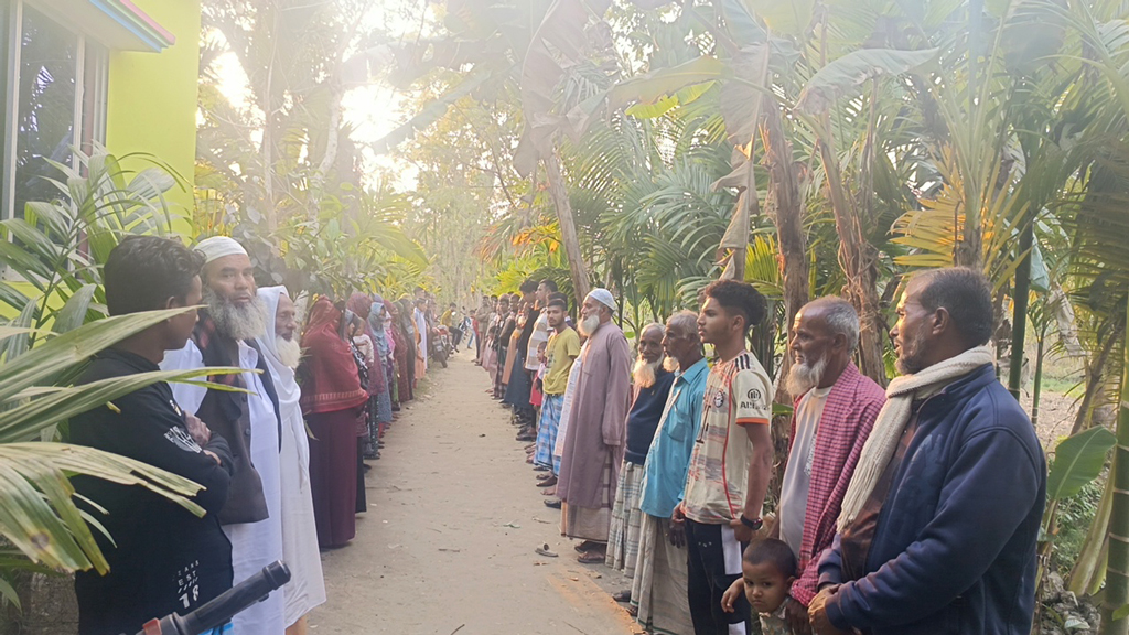 ‘চোরের’ স্ত্রীর মামলায় পালিয়ে বেড়াচ্ছে গ্রামবাসী