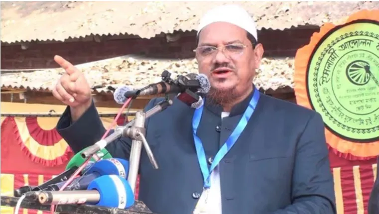 বেপর্দা নারীদের সঙ্গে সেলফি তোলেন জামায়াত আমির : চরমোনাই পীর