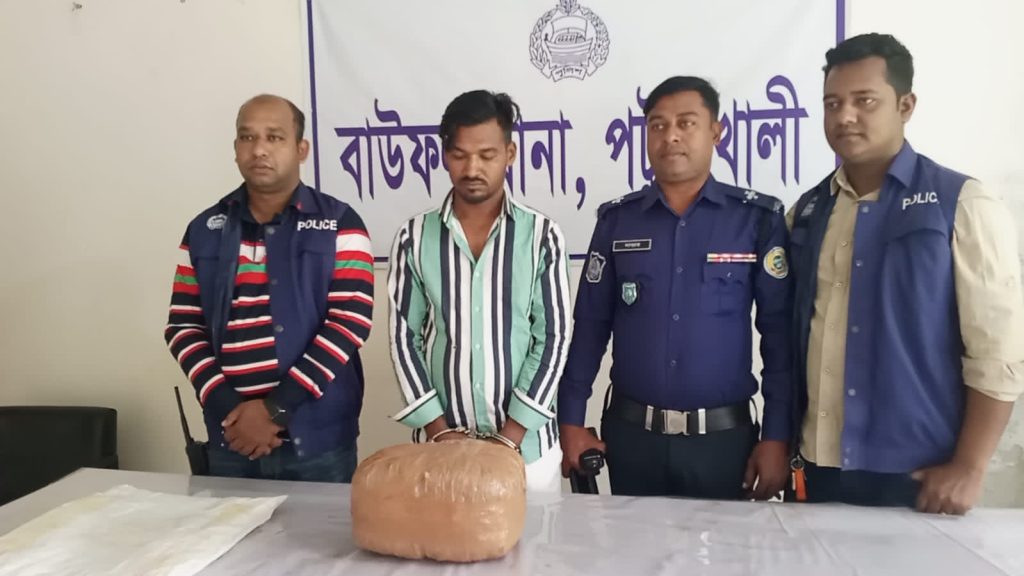 বাউফলে ৩ কেজি গাঁজাসহ ব্যবসায়ী গ্রেফতার