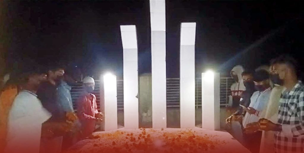 গভীর রাতে রাজাপুর ছাত্রলীগের শ্রদ্ধা নিবেদন গভীর রাতে রাজাপুর ছাত্রলীগের শ্রদ্ধা নিবেদন