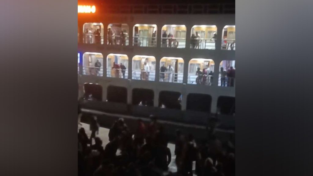 মেহেন্দিগঞ্জে পন্টুনে লঞ্চের ধাক্কা, আহত ২০