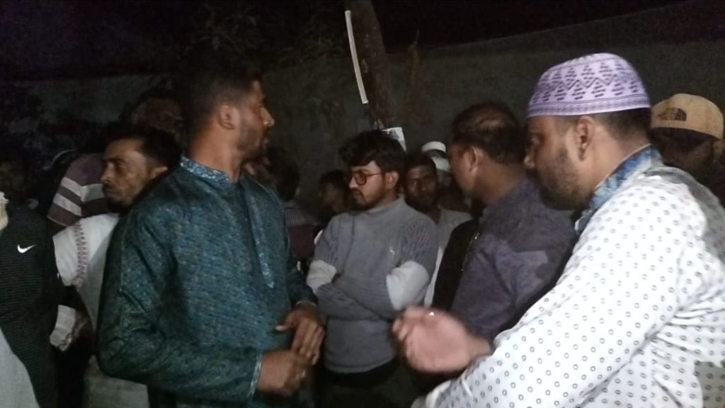 দশমিনায় ওয়ারেন্টভুক্ত আসামি গ্রেপ্তার ঘিরে উত্তেজনা, এসআইকে ঘিরে রাখে ছাত্রদল