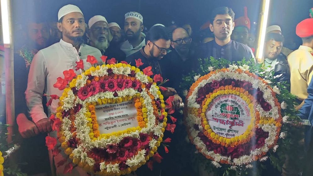 শহীদ মিনারে শ্রদ্ধা জানালেন জামায়াতের এমপি ড. শফিকুল ইসলাম মাসুদ