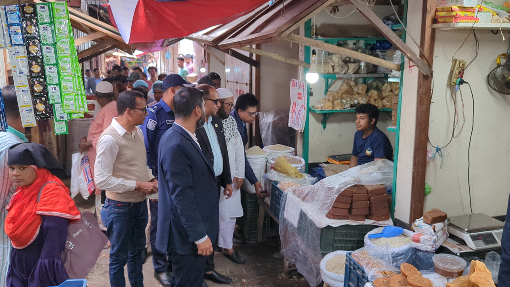 পটুয়াখালীতে প্রশাসনের বাজার তদারকি, ক্ষোভে দোকান বন্ধ